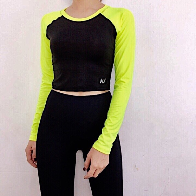 Áo tập gym, yoga. croptop tay dài đen phối xanh chuối. Mẫu mới của NX
