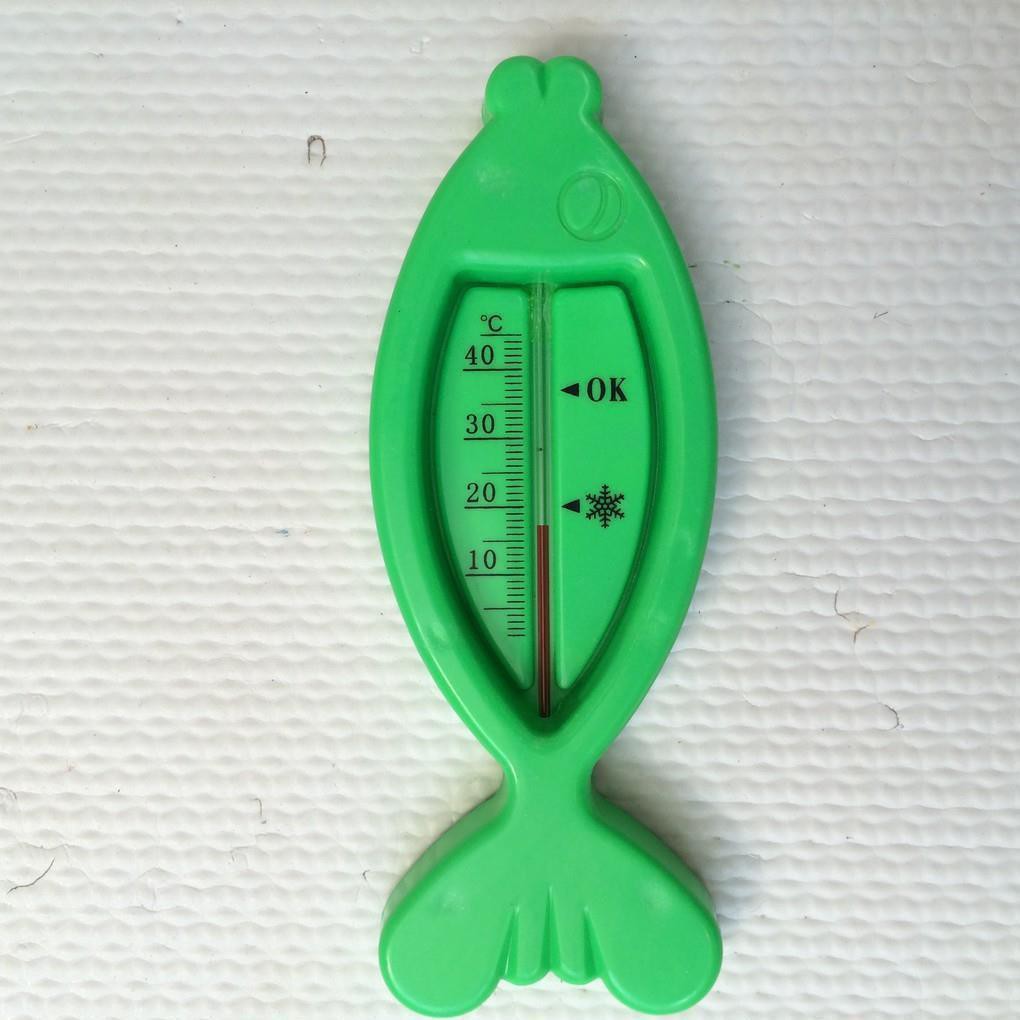 đo nhiệt độ nước tắm cho bé