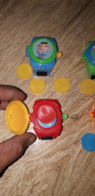 Sét 4 cái mô hình bắn đĩa đeo tay bằng nhựa