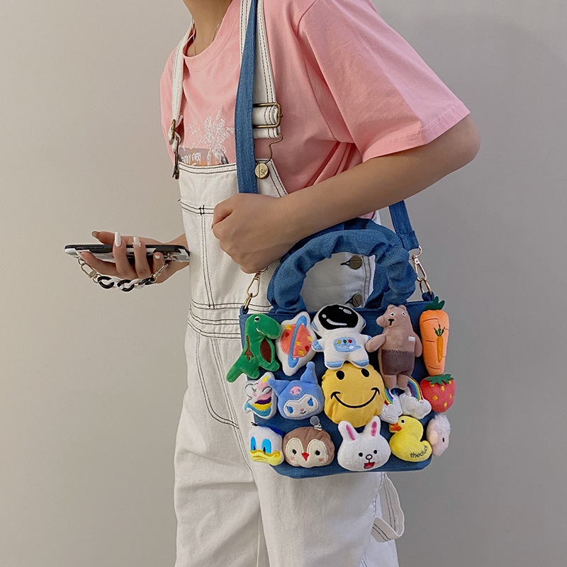 Túi xách vải đeo chéo phối mô hình thú nhồi bông phong cách hoạt hình dễ thương