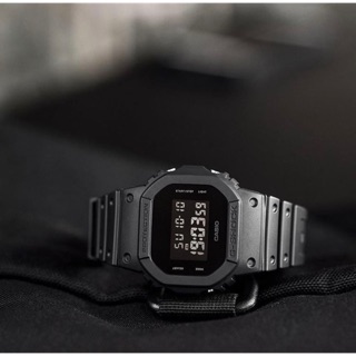 Đồng hồ nam casio g-shock dw-5600bb-1dr, chống nước 200m, size tương đương 42mm,bảo hành 12 tháng.