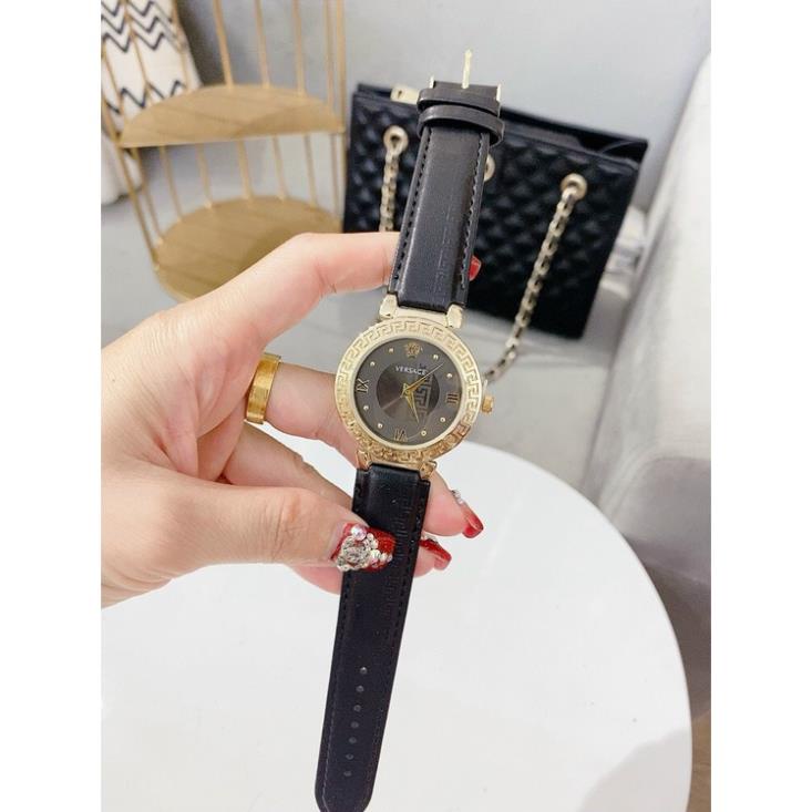 Đồng hồ nữ Versace nữ dây da sang trọng và tinh tế.