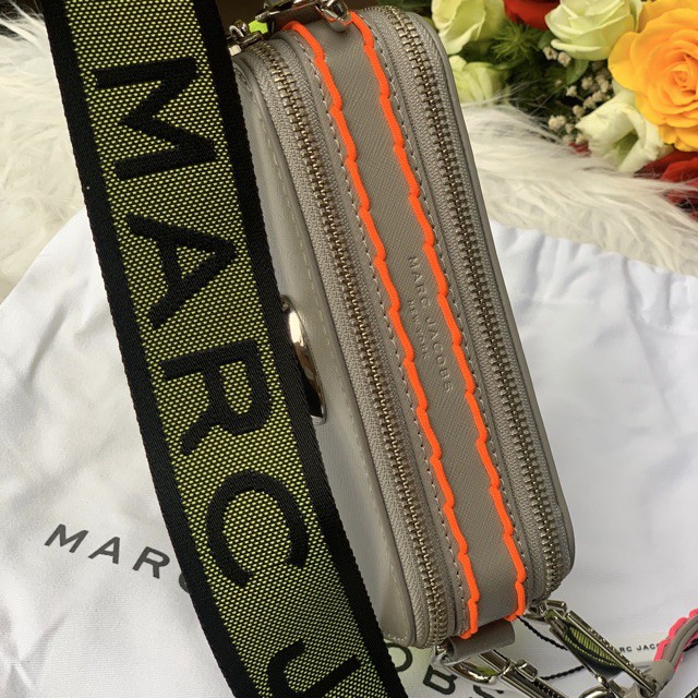 Túi Marc Jacobs Snapshot whipstitches da xám phối thiết kế dây thừng xanh neon độc đáo