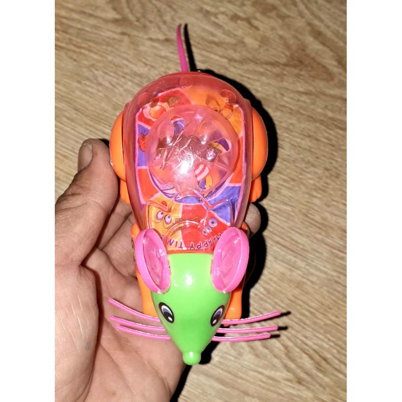 Một chú chuột bằng nhựa chạy dây rút có đèn Led rất đẹp