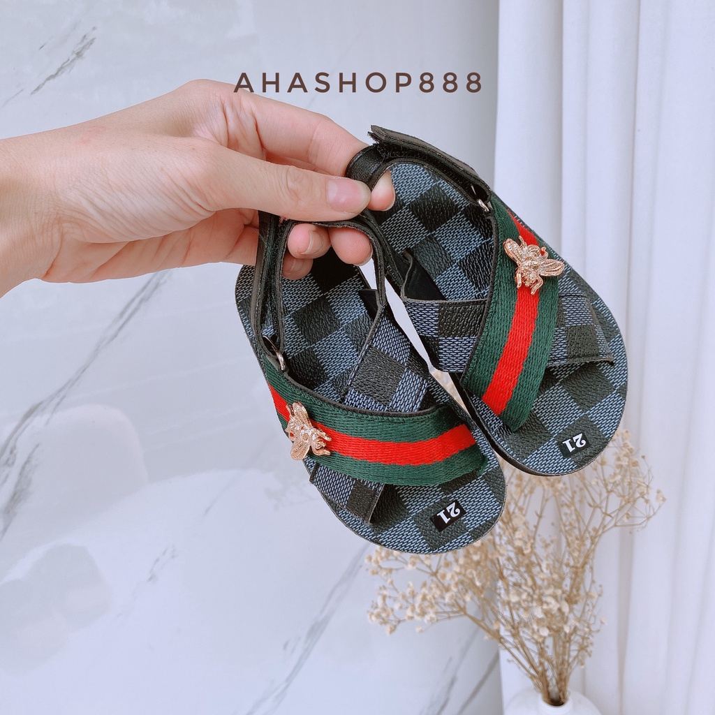 Dép Sandal Siêu Nhẹ Kẻ Ô Đen Đính Ong Vàng Cho Bé Trai 1-4 Tuổi K138