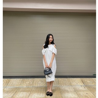 Váy bầu thời trang thiết kế Bauqueen dáng chút chì chất lụa hàn mát hở vai màu trắng, đen