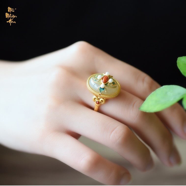 Nhẫn đính đá trắng phớt lục tự nhiên và bạc mạ vàng