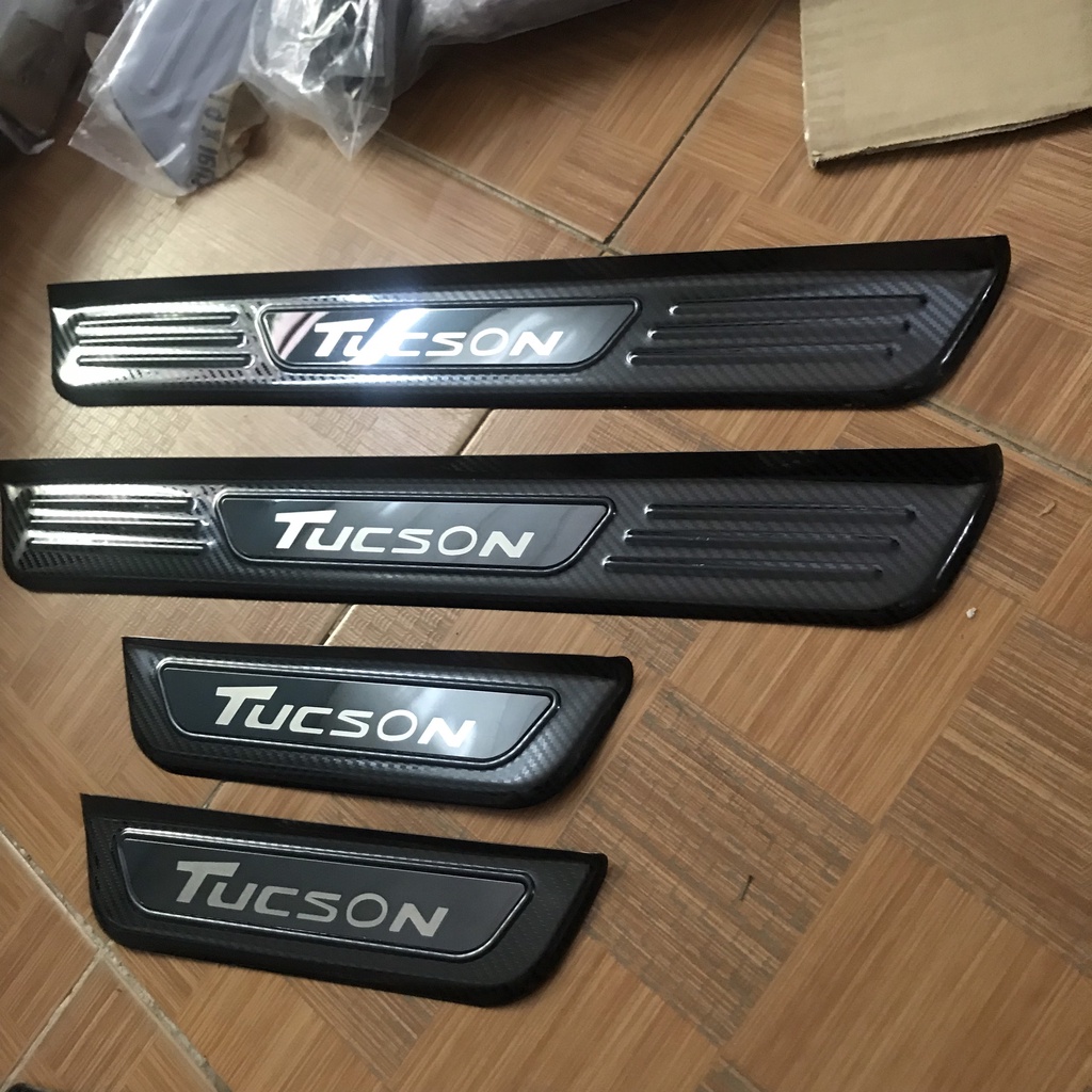 Bộ 8 Nẹp Bước chân Trong + Ngoài Vân carbon Cho Hyundai Tucson Form 2016 - 2021