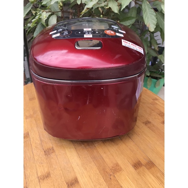 Nồi cơm điện cao tần hút chân không Toshiba RC-18VRE 1.8L  - THANH LÝ