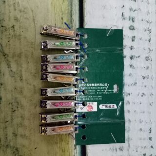Bấm Cắt móng tay cho bé