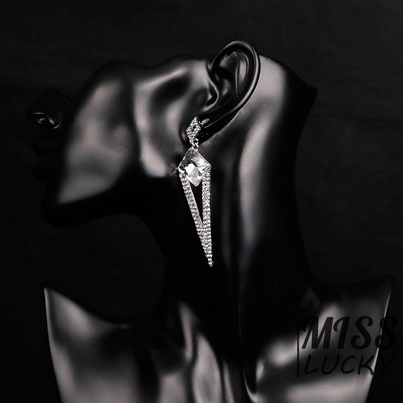 Khuyên tai nữ kiểu dáng thời trang sang trọng