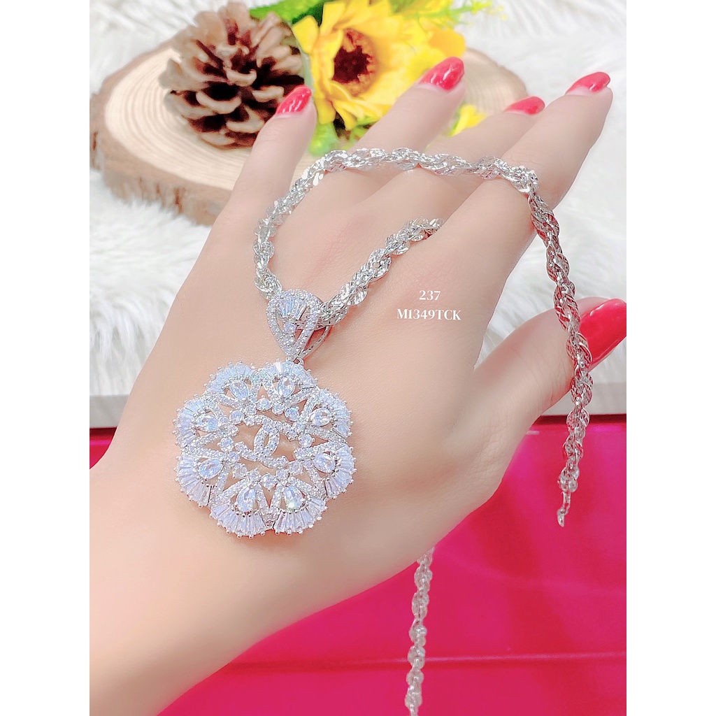 Mặt dây chuyền nữ UHA mạ vàng 18K kiểu dáng sang trọng M1349