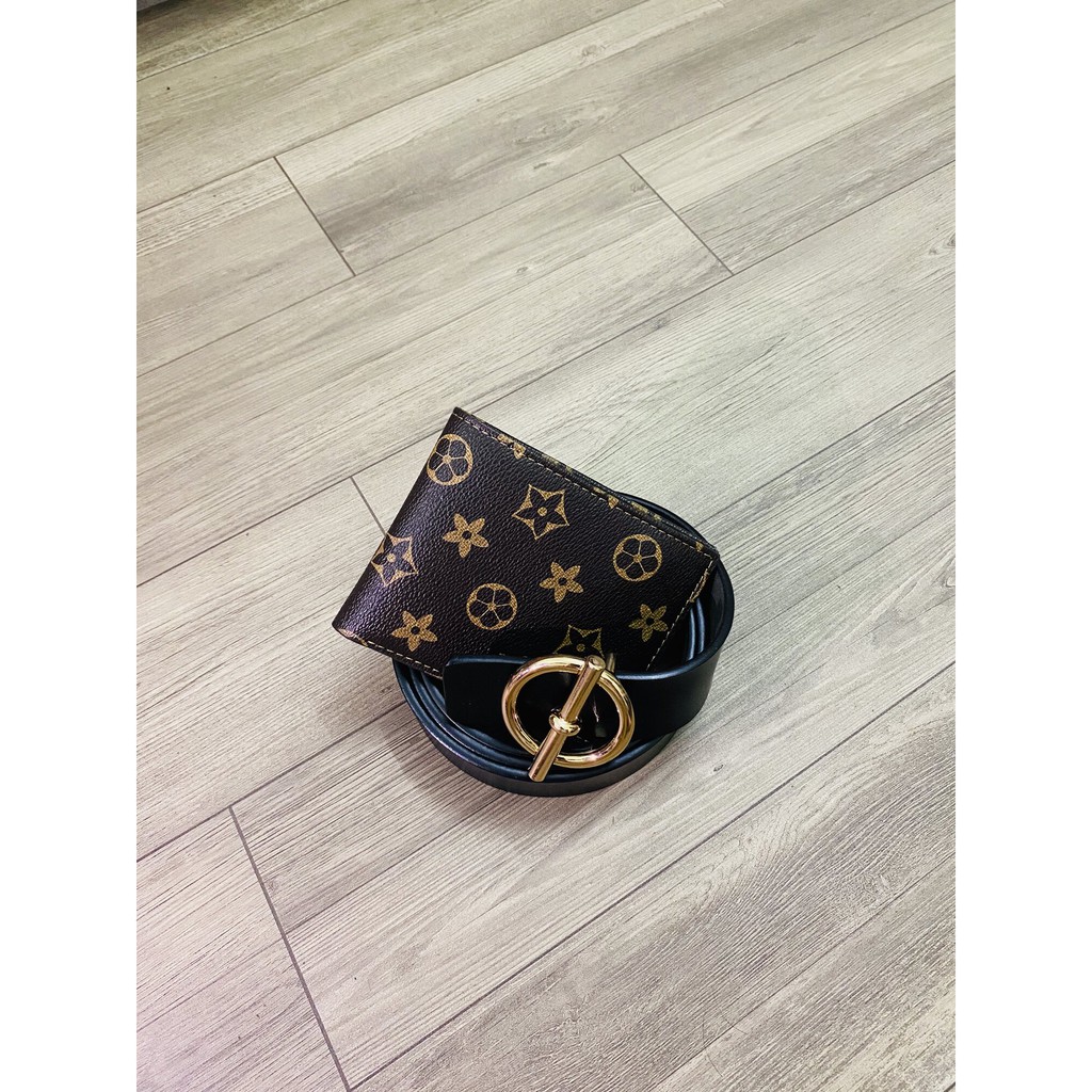 COMBO ( ví kẻ hoa nâu + thắt lưng chữ Q vàng ) Hot Tren 2021