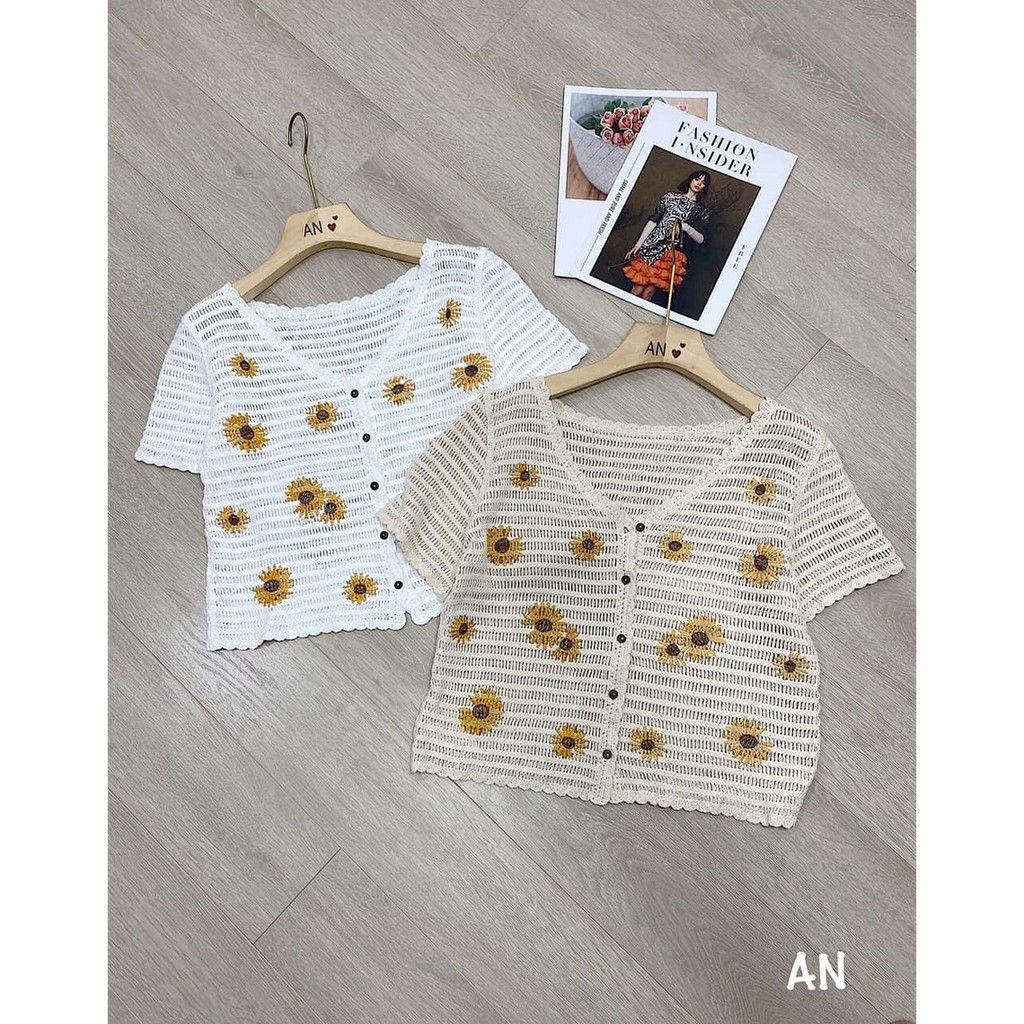 Áo len sợi đan dáng croptop thêu hoa cúc - LIOLA