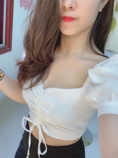 Áo trễ vai ai màu đen trắng