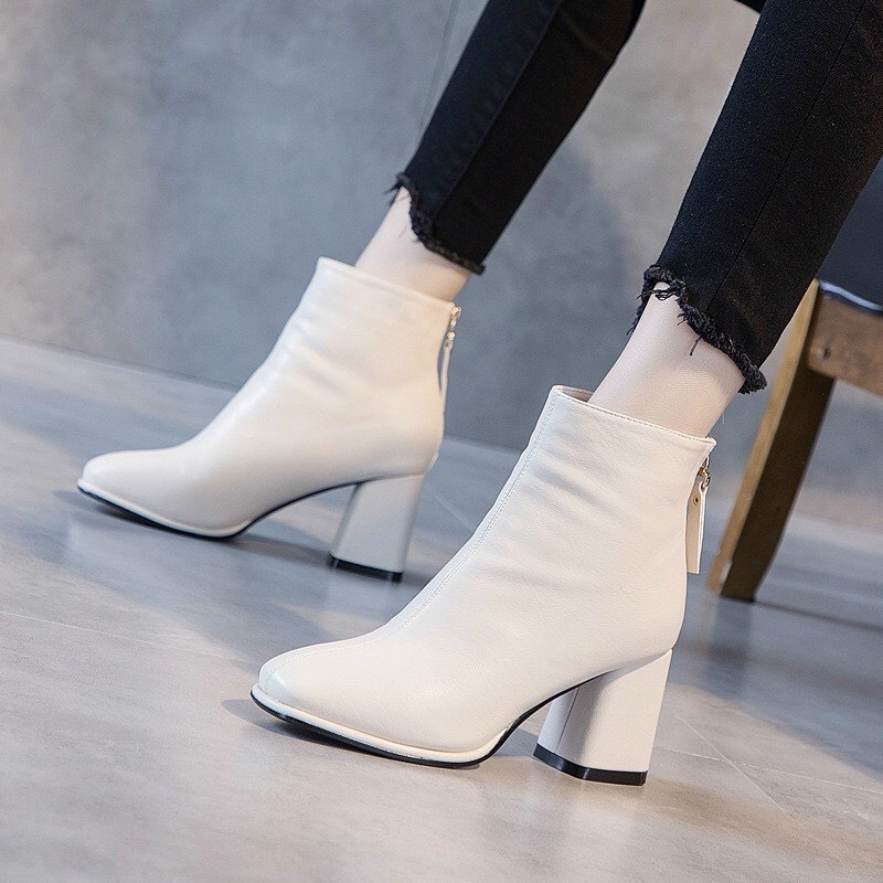 Bốt da lì có 2 màu kem và đen, 6p