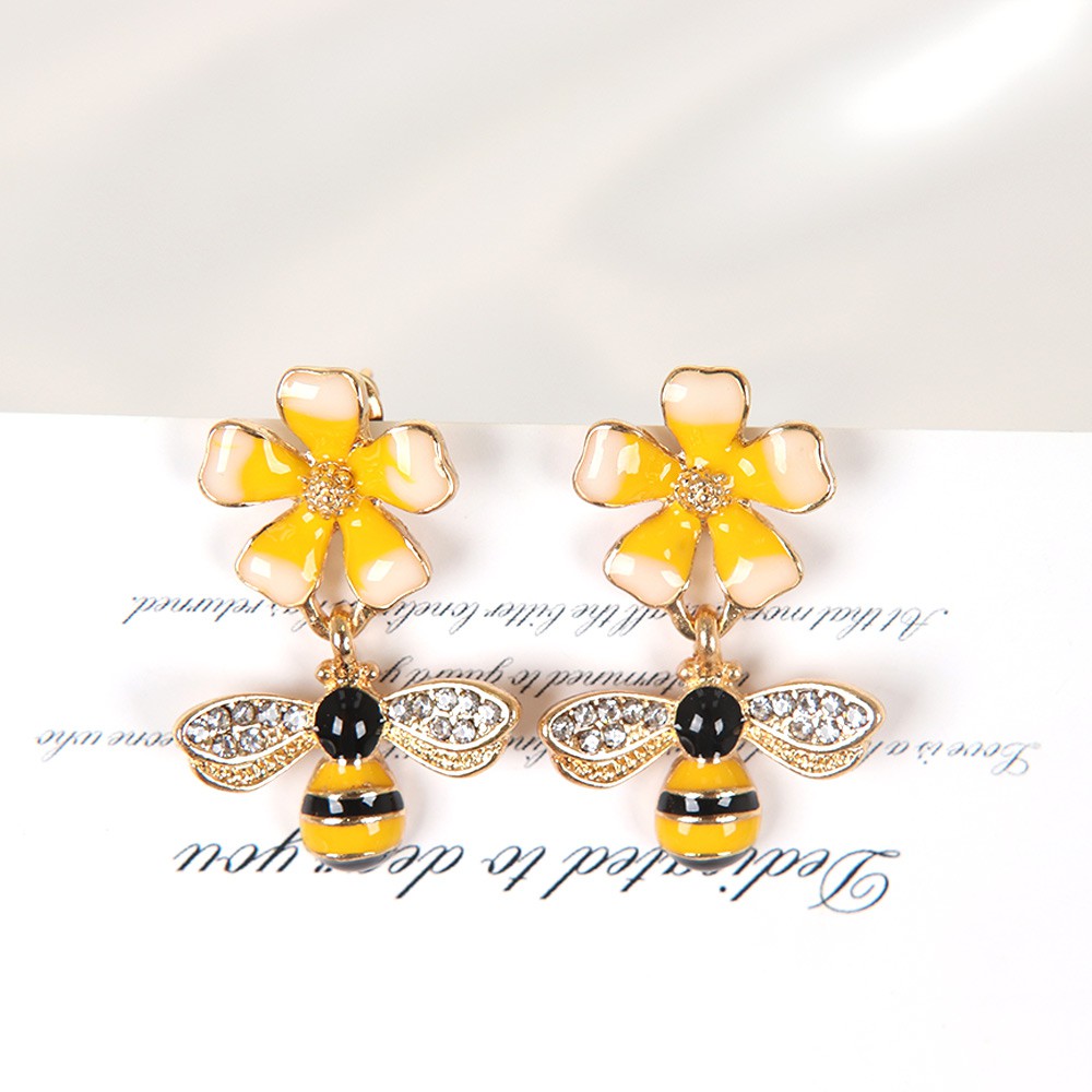 Khuyên tai hình chú ong vàng độc đáo