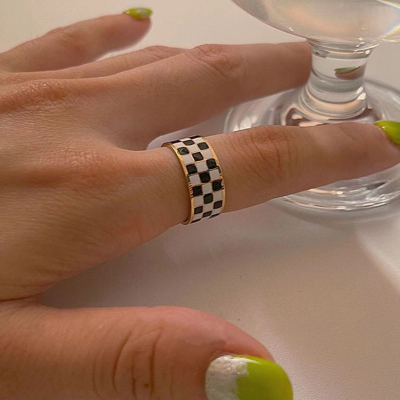 Nhẫn thiết kế mới họa tiết kẻ ô vuông màu trắng đen phong cách retro quyến rũ cho nữ