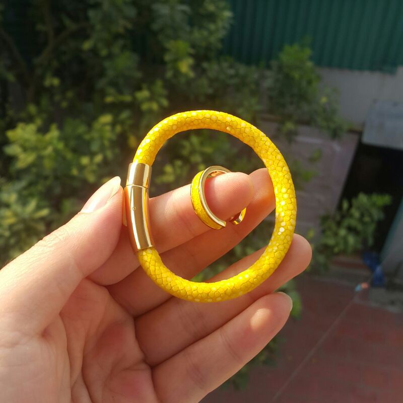 Vòng tay phong thủy da cá đuối handmade