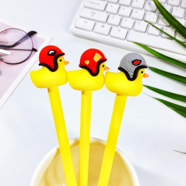 Bút bi nước vịt đội mũ