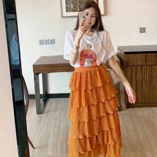 Combo áo trắng và chân váy vàng xếp tầng