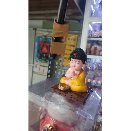 tượng chú tiểu tụng kinh gõ mõ . năng lượng mặt trời