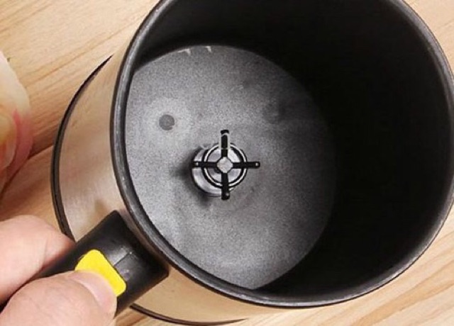 Cốc tự khuấy độc đáo dùng để pha cà phê không cần thìa