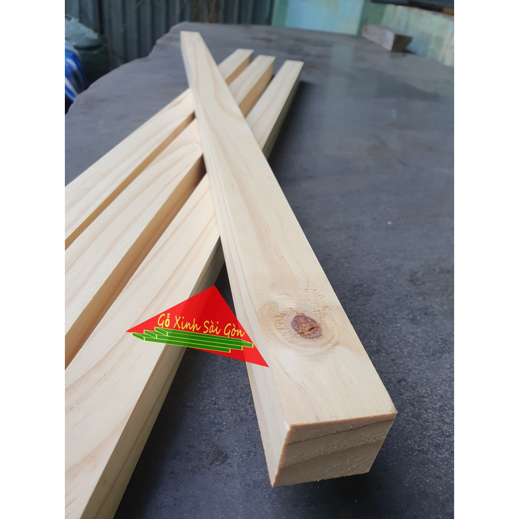 Thanh gỗ thông vuông 3x3cm, dài 80cm đã bào láng 4 mặt rất phù hợp làm khung sườn, làm chân bàn, làm trụ, khung sườn...