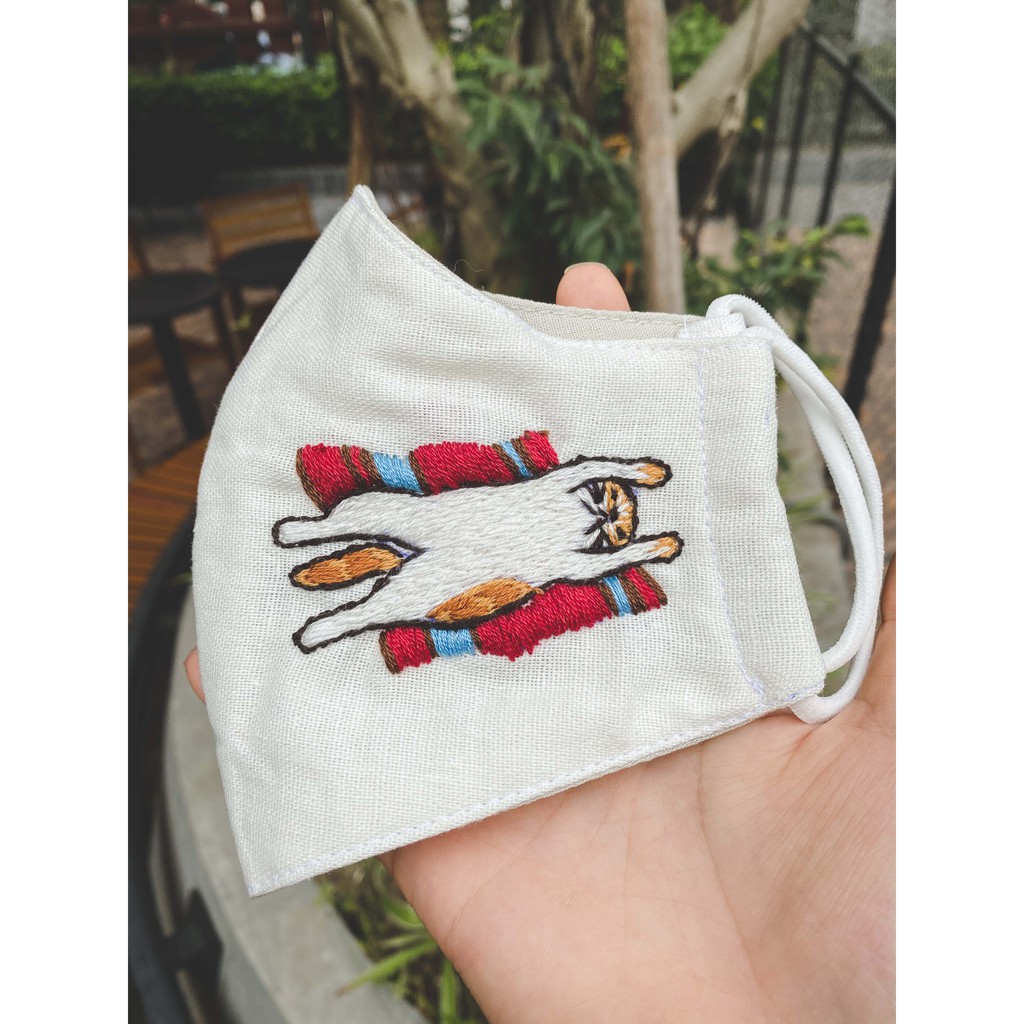 Khẩu trang vải linen thêu tay 3 lớp thêu mèo - 3 Plyer Hand Embroidered Linen Face Mask | BigBuy360 - bigbuy360.vn