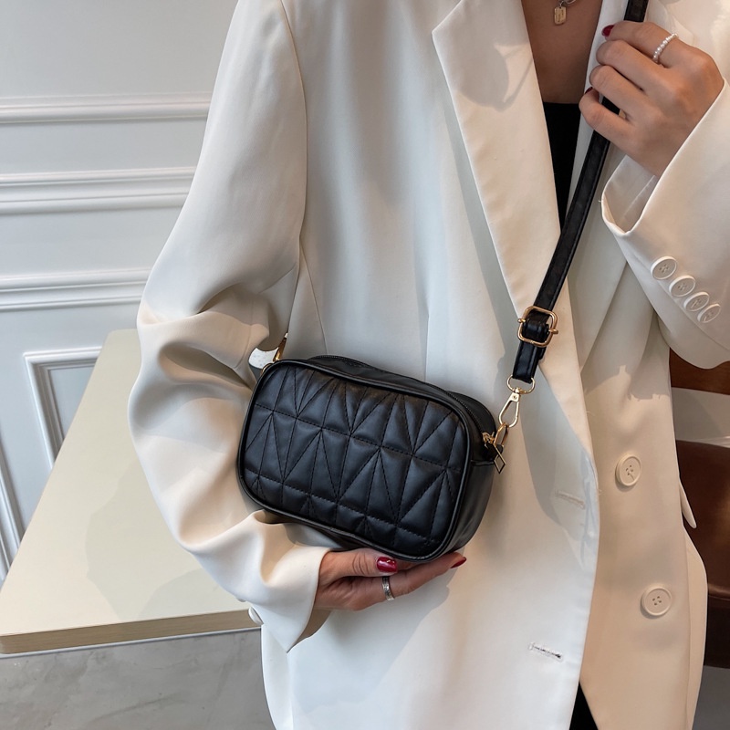 Túi đeo chéo thêu hình vỏ sò thời trang mùa thu 2021