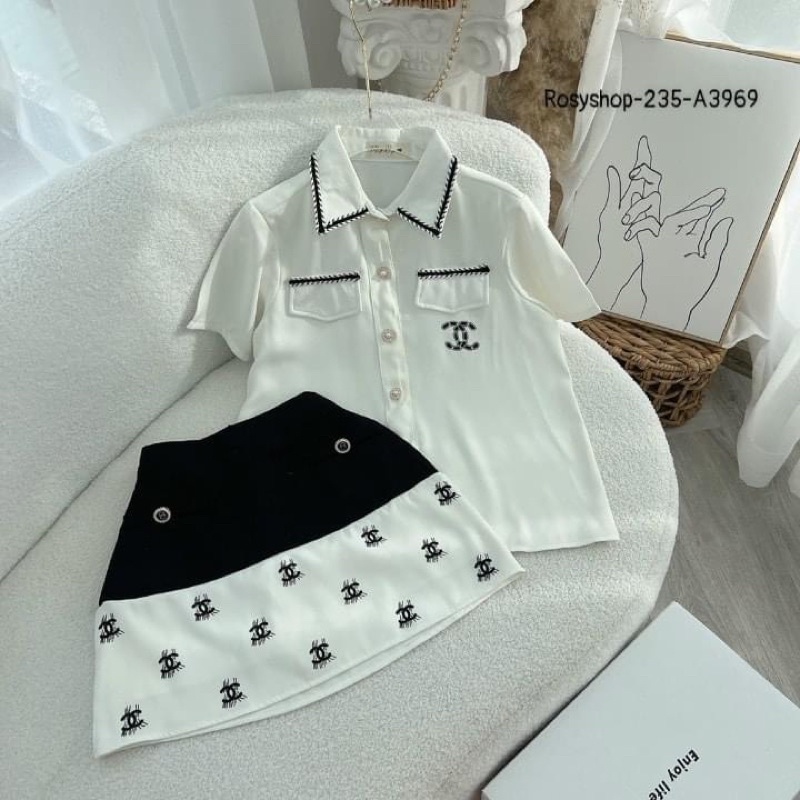 Set áo logo kèm chân váy logo trắng