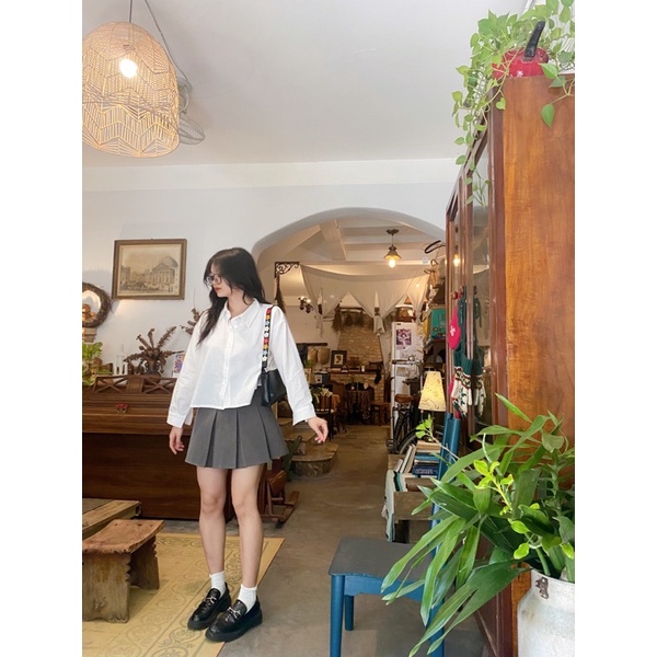 Áo sơmi nữ cách điệu màu trắng và xanh cổ vịt xẻ vạt phía sau phối cùng quần jeans-âu Wepretty Clothes | BigBuy360 - bigbuy360.vn