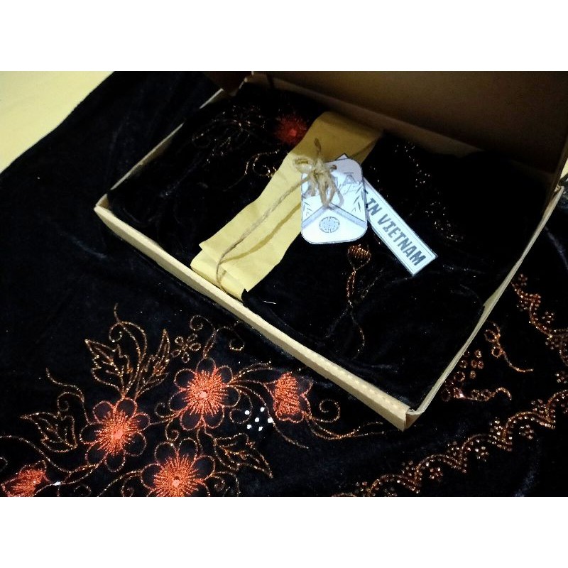 Khăn choàng truyền thống Việt dành cho các bà, mẹ, người cao tuổi.