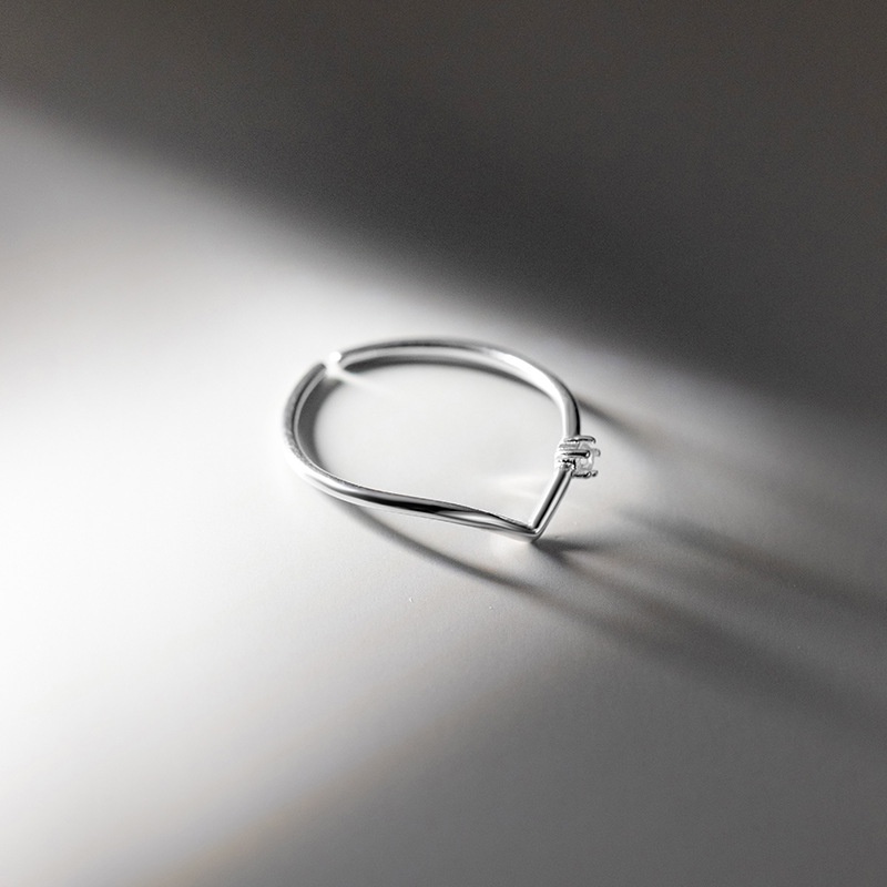 Nhẫn Mạ Bạc Đính Đá Zircon Hình Chữ V Độc Đáo