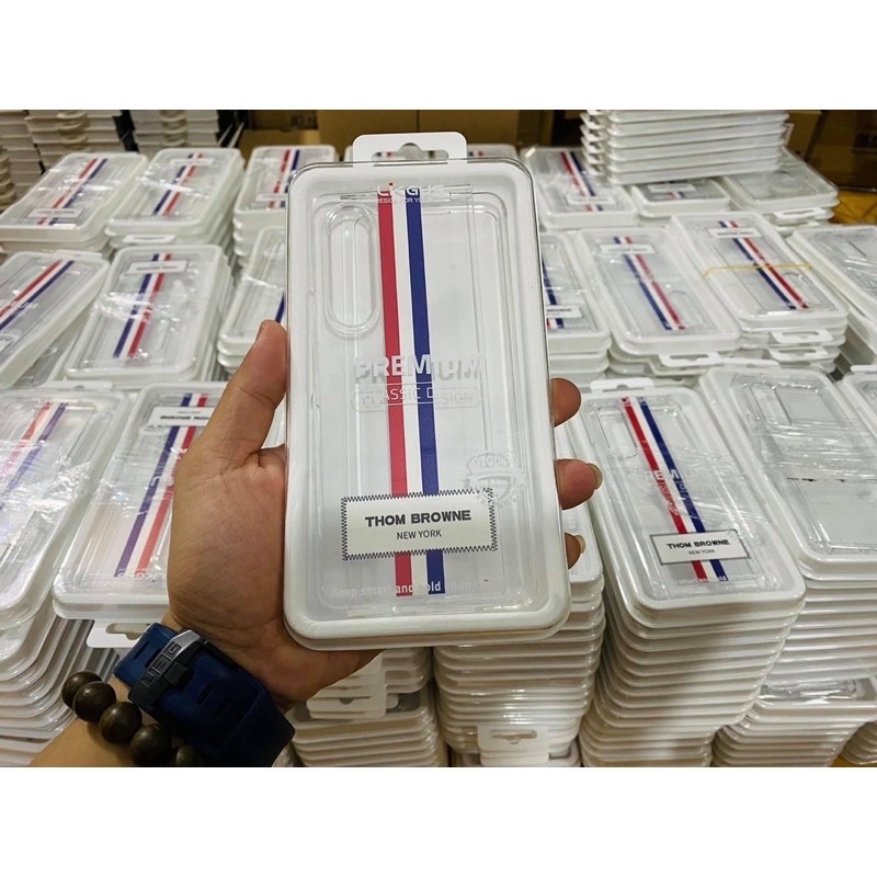 Ốp lưng Likgus New York Samsung Z Fold 3 5G, Z Fold 4 5G , Z Fold 5 Thom Borw trong suốt 2 mảnh