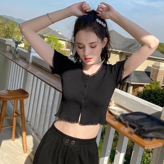 Áo croptop có cúc viền phối ren