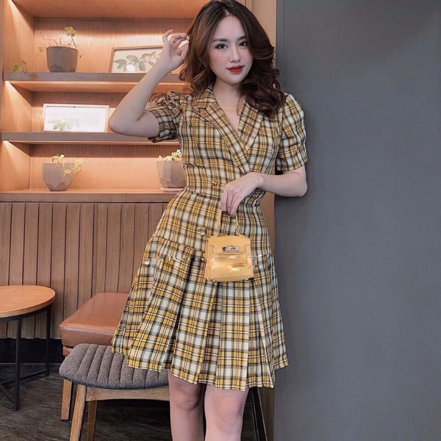 Váy kẻ vàng