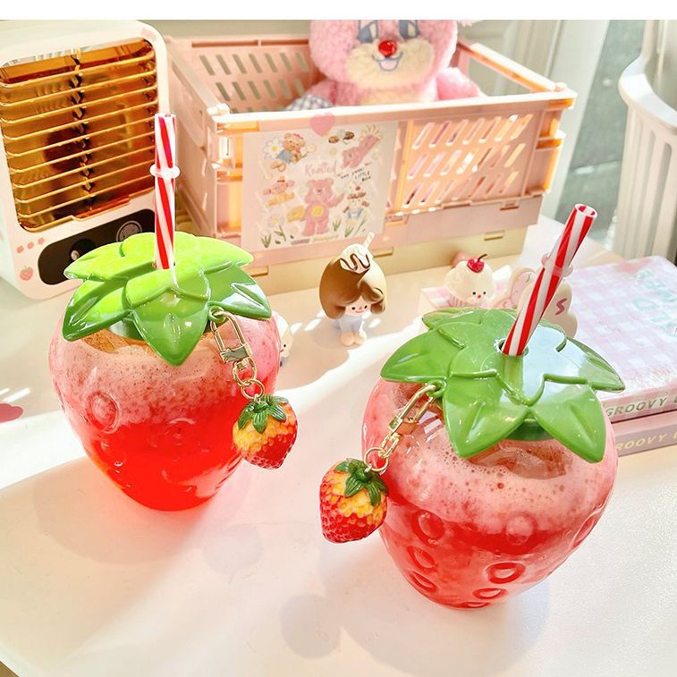 Bình Nước Nhựa Có Ống Hút In Hình Dâu Tây Dễ Thương 500ml