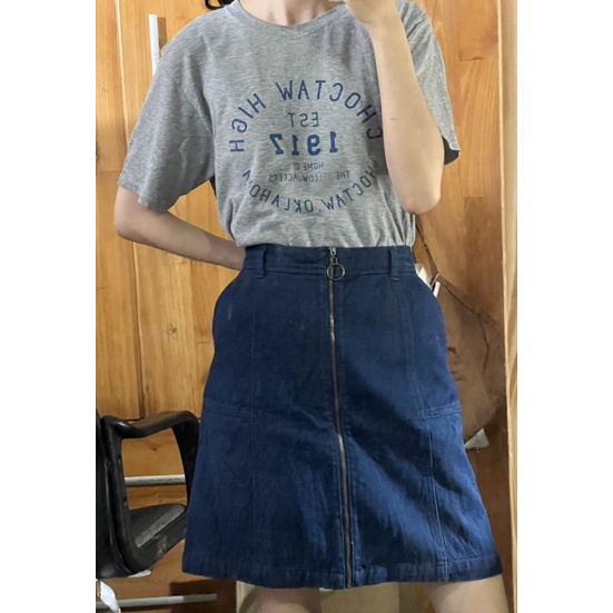 Áo thun, chân váy jeans đơn giản