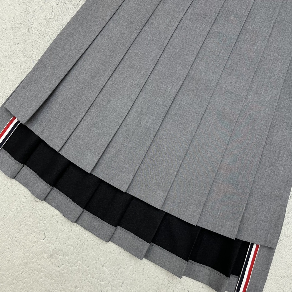 Chân váy nữ thời trang cao cấp Thom Browne thiết kế xếp ly trẻ trung, họa tiết thêu chú cún nhỏ tinh tế