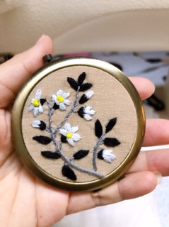 Gương mini thêu tay