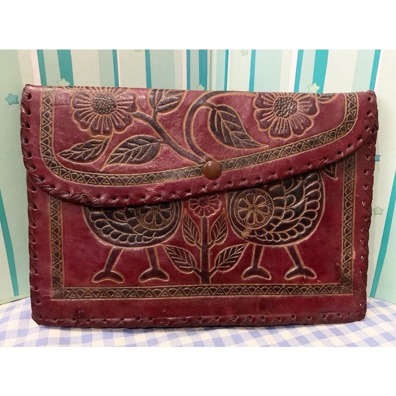Ví da thật handmade thủ công đỏ đô khắc hoạ tiết chim công