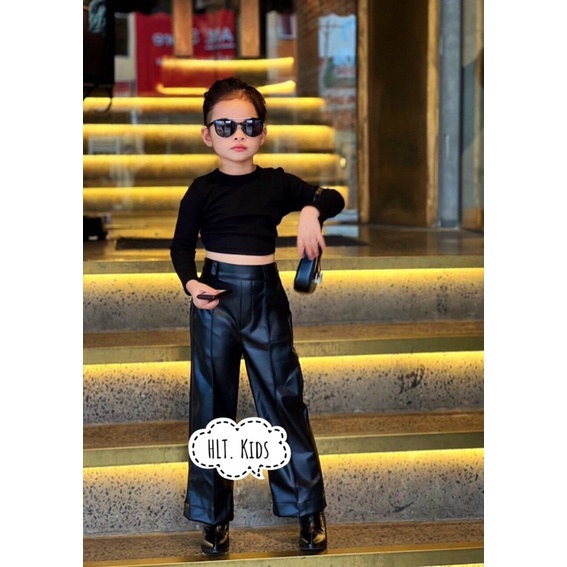 bộ áo đen croptop quần da đen xuông bé gái