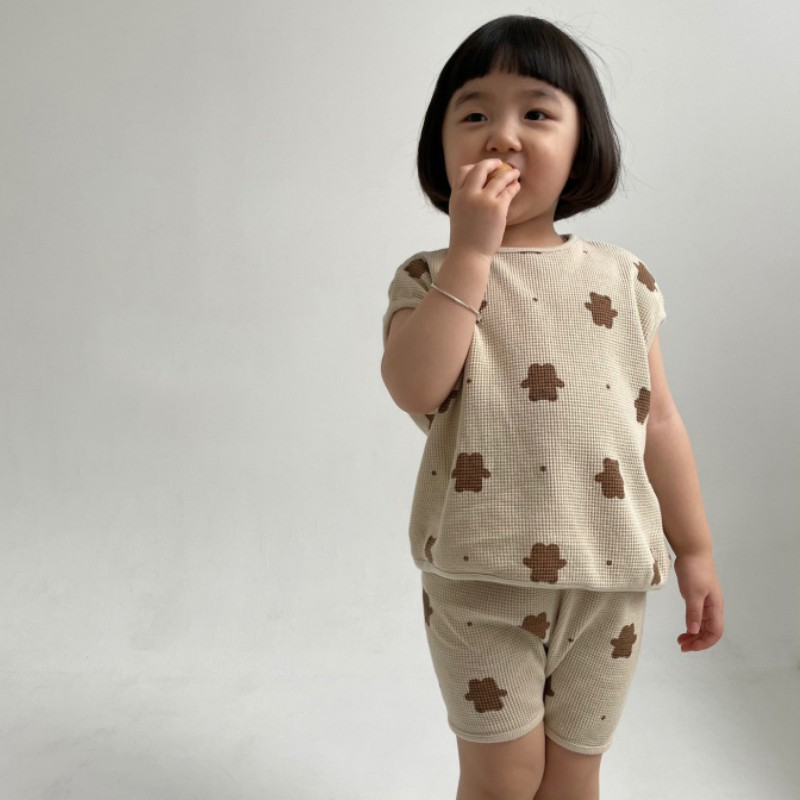 Set đồ 2 món gồm áo sát nách in hoạ tiết hoạt hình và quần short dành cho bé