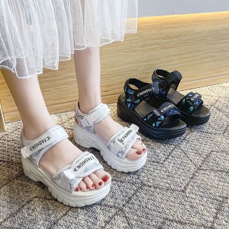 ( 2 MÀU ) Sandal Nữ Quai Dán Fashion Ánh Kim Cực Xinh Đế Độn Êm Hot Trend