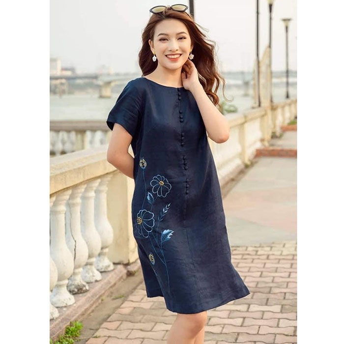 Đầm suông linen tưng premium tay hến thêu hoa sang trọng