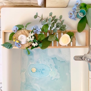 Bom tắm Floating Flower bath bomb - LUSH