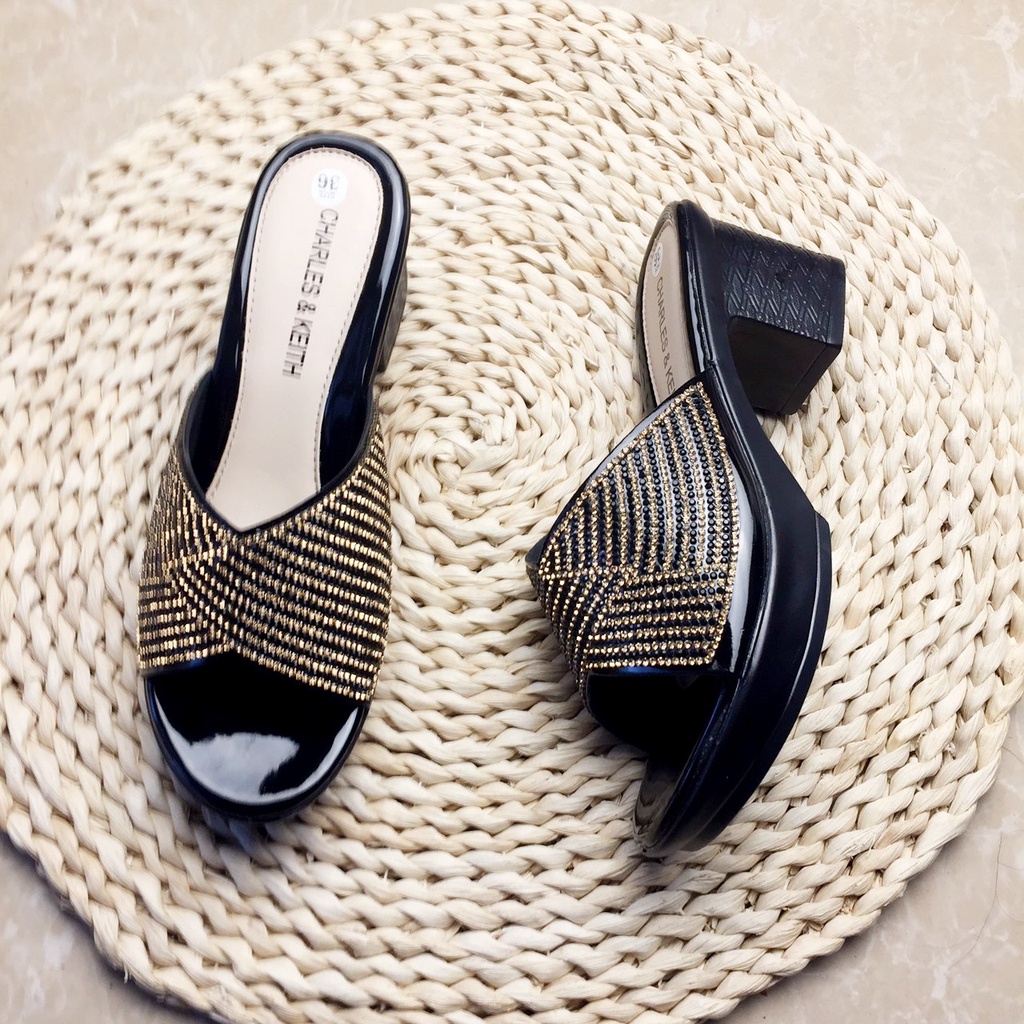 Dép thời trang trung niên đá sang trọng