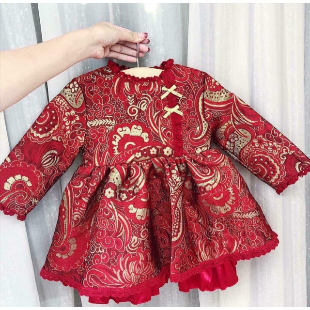 Váy đỏ gấm cho bé