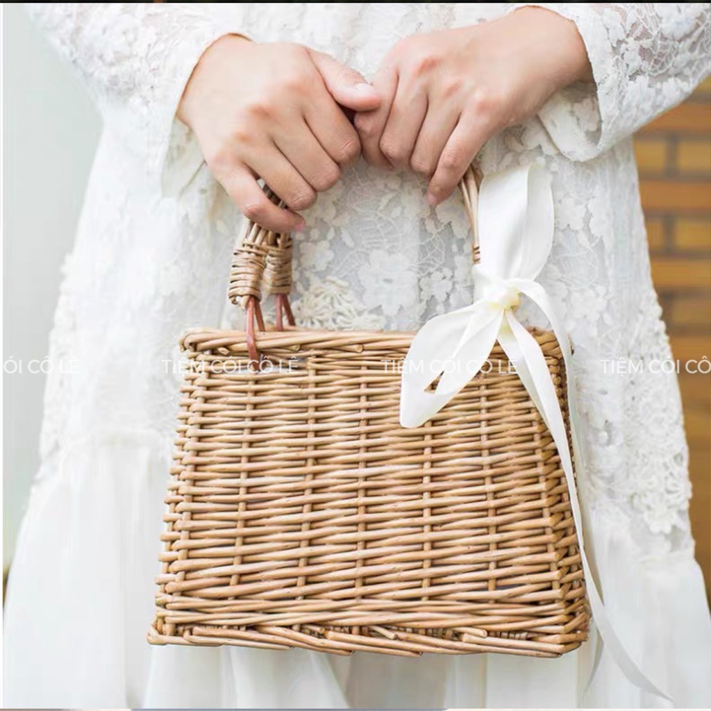 Giỏ mây đính nơ ruy băng, túi xách đi biển, phụ kiện chụp ảnh, làn cắm hoa tiện dụng - Tiệm Cói Cô Lê